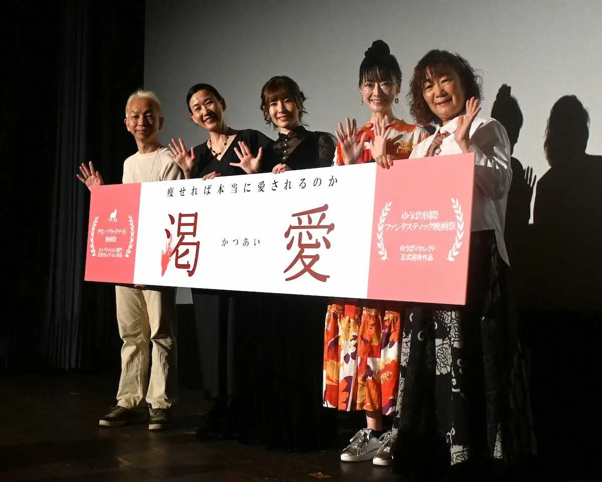 【画像・写真】フォトセッションに応じる（左から）岩松あきら監督、大島葉子、石川野乃花、遠野なぎこ、獅々見琵琶（撮影・小渕　日向子）