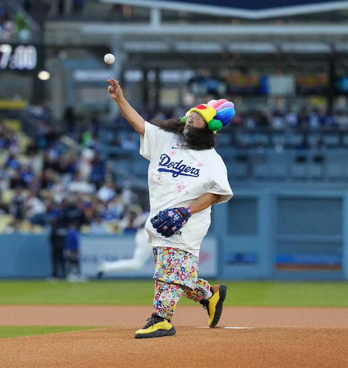 【画像・写真】村上隆氏　始球式で佐々木朗希にノーバウンド投球　場内大歓声　東京Dではワンバウンド投球でリベンジ成功