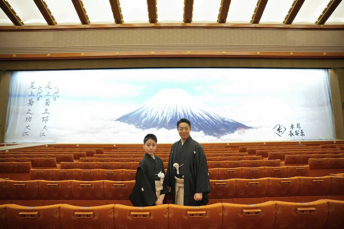【画像・写真】八代目尾上菊五郎と尾上菊之助　襲名の祝幕が公開　「雲上富士」の前で気持ち新たに「圧巻です」