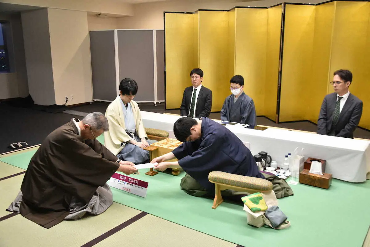 【画像・写真】藤井名人　57手目で千日手を回避　名人戦第2局1日目　永瀬九段は8手目に師匠譲り？の角上がり