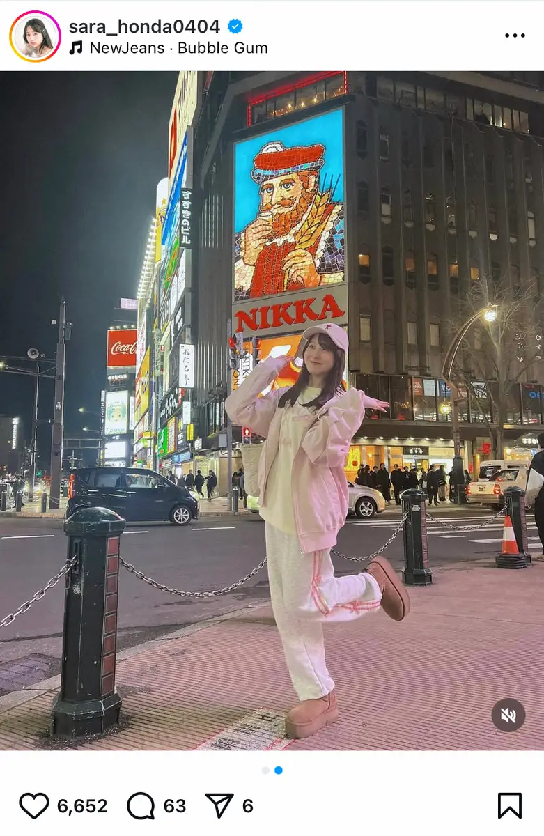 【画像・写真】本田紗来　すすきの交差点でポーズ！“オフ感”満載のゆるコーデ披露に「可愛い」「似合う」の声