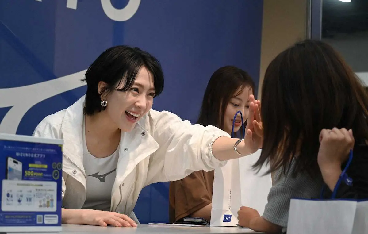 【画像・写真】「KARA」知英　ミズノ1日店長就任　初の名刺を手にして笑顔「芸能の仕事をしていなければ…」