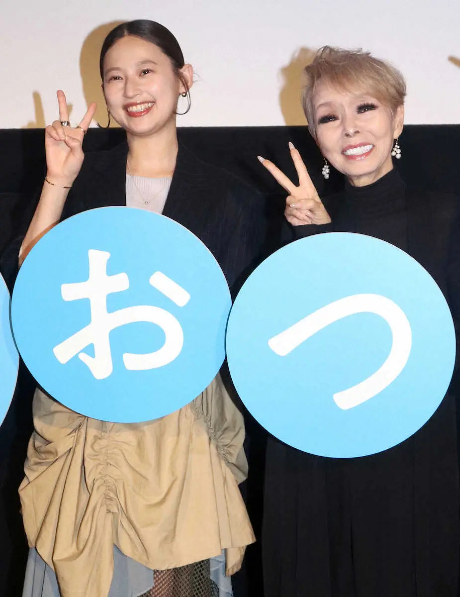 【画像・写真】映画「うぉっしゅ」の公開記念舞台あいさつに出席したダブル主演の中尾有伽（左）と研ナオコ
