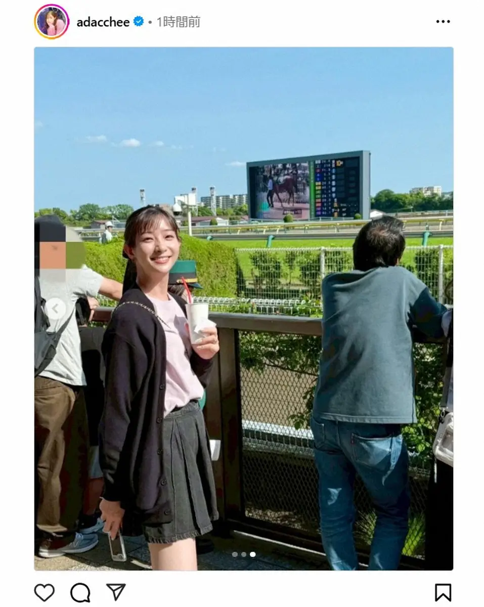 【画像・写真】“競馬一家”32歳女優がプライベートで競馬場へ　ミニ丈スカート姿に「めちゃめちゃ美女子」の声