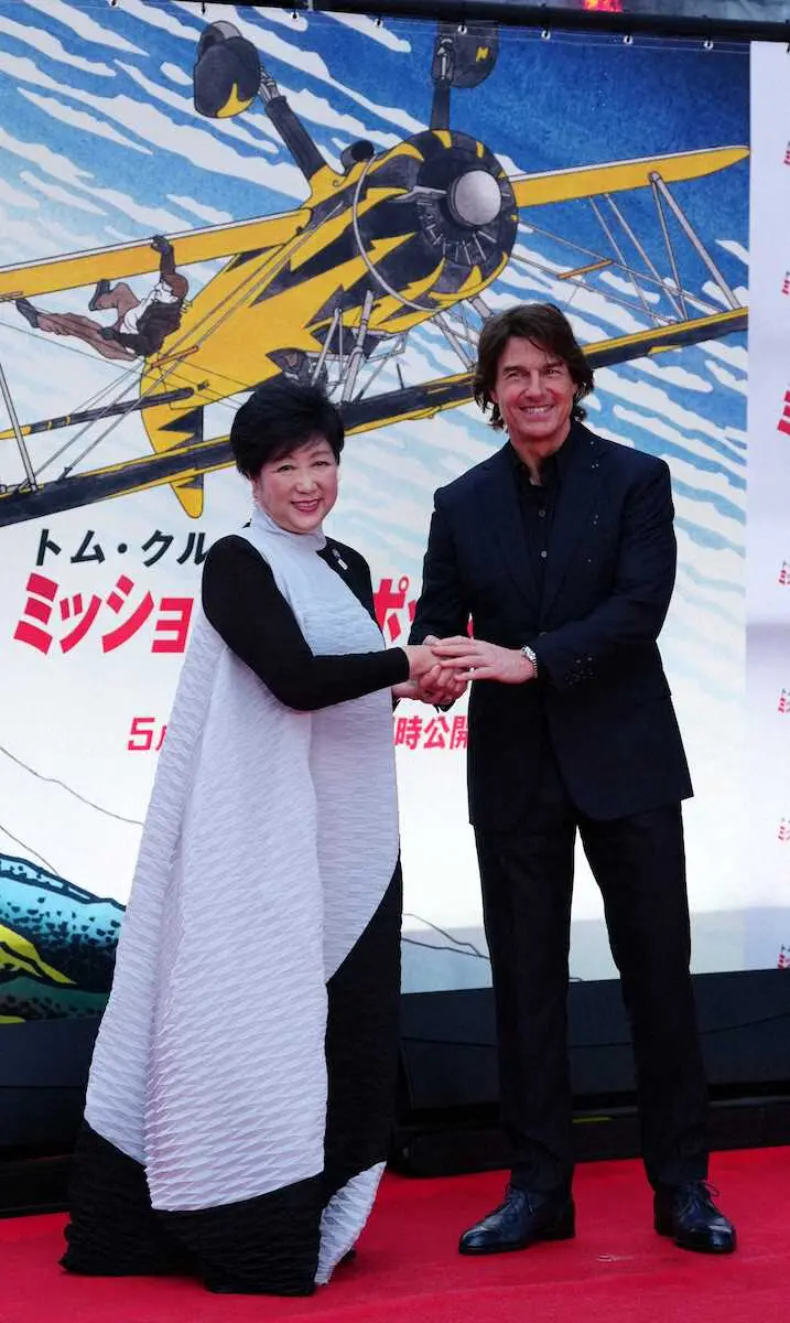 【画像・写真】＜トム・クルーズレッドカーペットイベント＞小池百合子東京都知事（左）と握手を交わすトム・クルーズ（撮影・島崎忠彦）