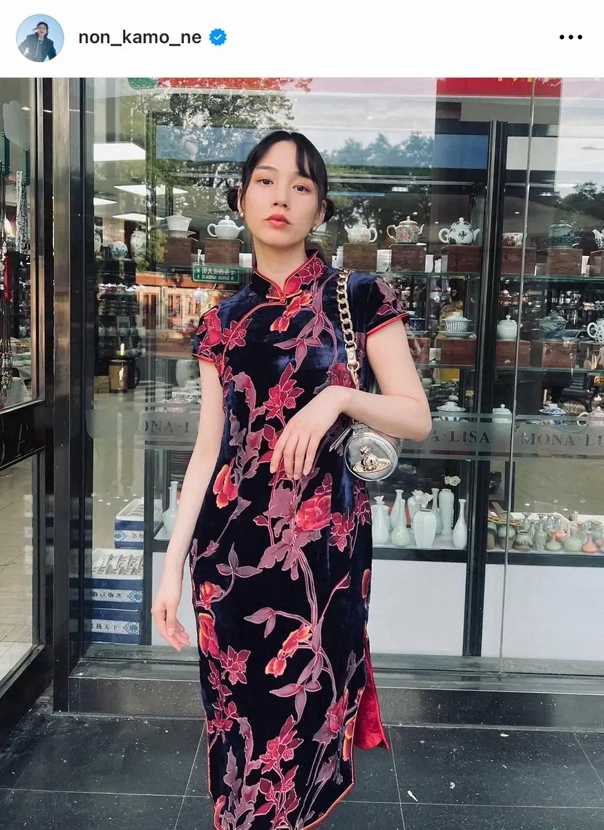 【画像・写真】のん　“中華美人”に大変身！北京の商店街で購入したチャイナドレス姿披露に「まいった」「美しい」