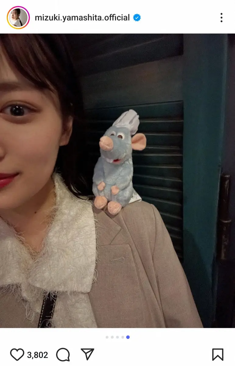 【画像・写真】25歳元大人気アイドル　夢のパリディズニー満喫　人気キャラとの2ショットが「可愛すぎる」と話題！