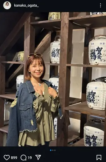 【画像・写真】元プロ野球監督の美人妻、52歳タレント　酒樽バックの近影公開に「相変わらずお綺麗」「素晴らしい」