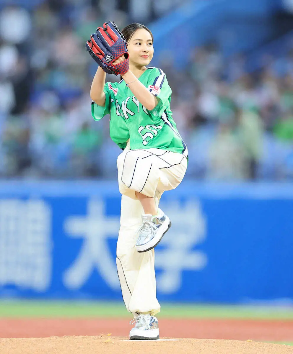【画像・写真】平祐奈　緑の限定ユニでメンズライクな着こなしに神宮歓声！“勝利の女神”豪快フォームでツーバン始球式