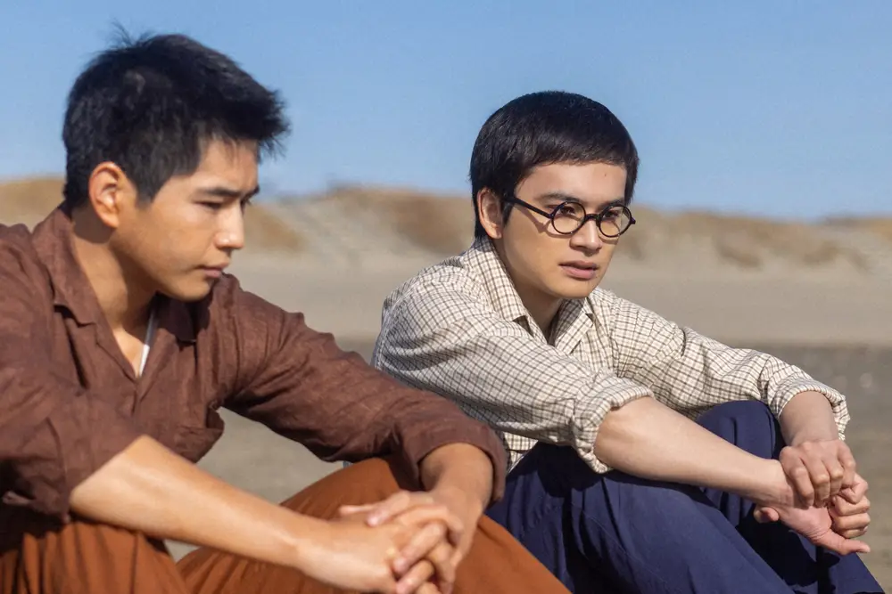 【画像・写真】連続テレビ小説「あんぱん」第32話。柳井嵩（北村匠海・右）は原豪の出征を知らず、柳井千尋（中沢元紀）は「わしらもいずれは…」（C）NHK 