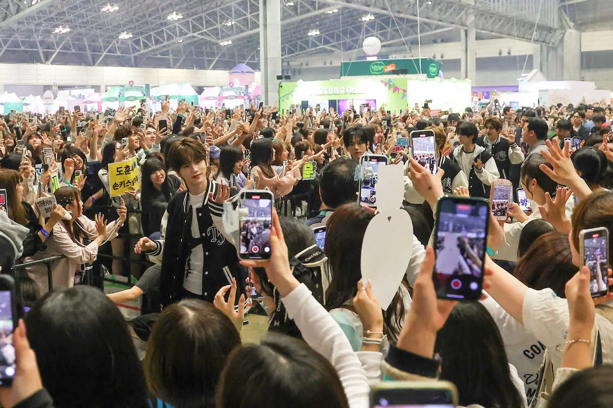 【画像・写真】TWS　TikTok流行曲「UCHIDA　1」披露　「KCON　JAPAN」でゲリライベントも開催