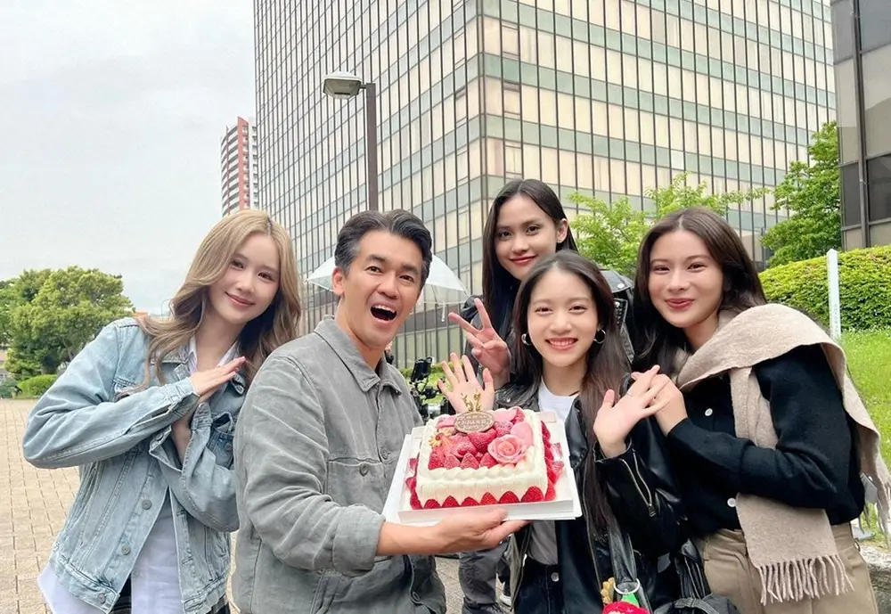 【画像・写真】タイのテレビ連続ドラマ初出演で、老けメイクに挑戦した武井壮。共演者らに６日の誕生日をお祝いされる