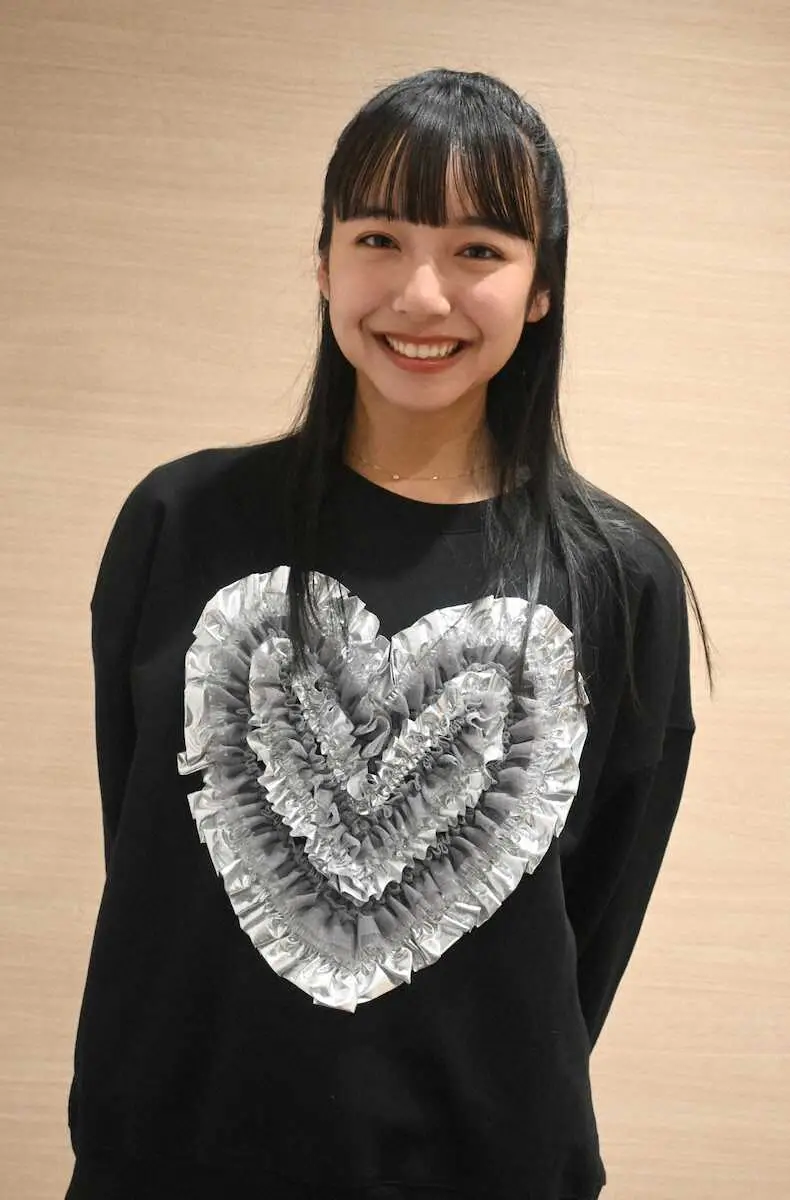 【画像・写真】笑顔の山之内すず（撮影・小渕　日向子）