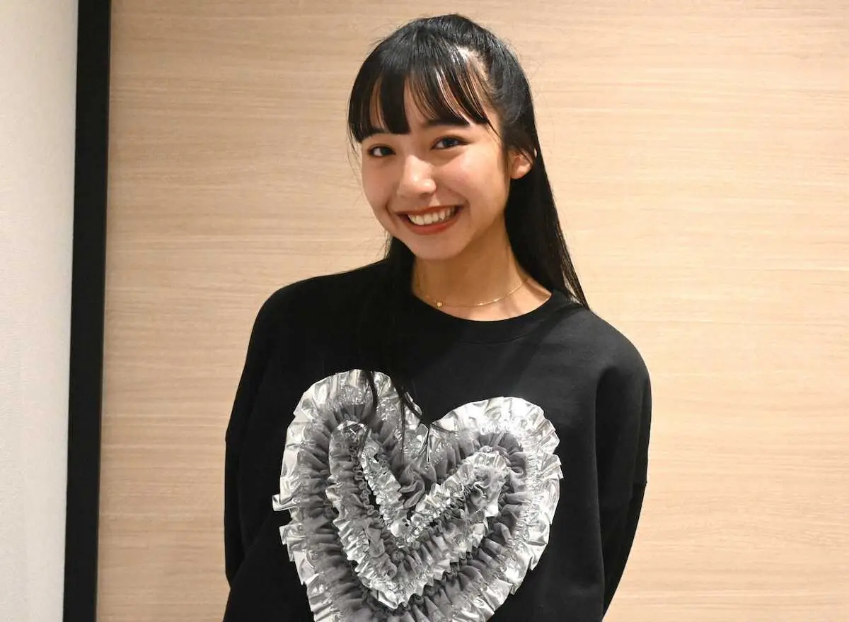 【画像・写真】笑顔の山之内すず（撮影・小渕　日向子）