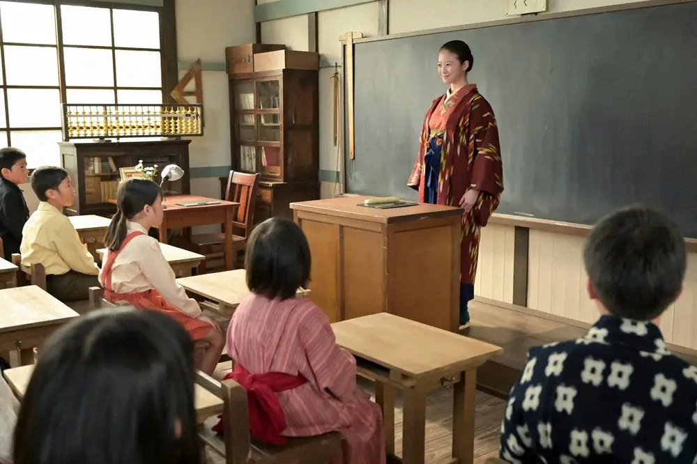 【画像・写真】「あんぱん」黒井先生、婚家を追われた過去…ネット同情「おつらい経験を」「優しい顔に」のぶ母校赴任