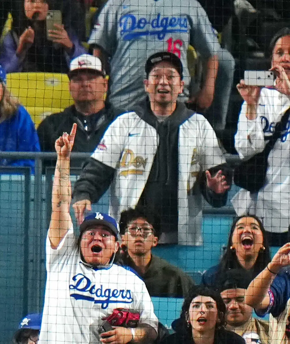 【画像・写真】大谷翔平の両リーグ最多16号をネット裏で大物芸人が観戦　打った瞬間に超速反応で立ち上がって大喜び