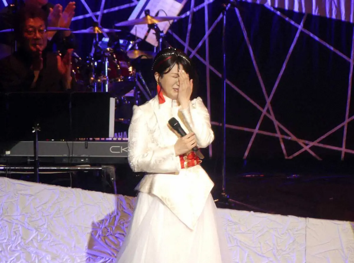 【画像・写真】市川由紀乃　卵巣がん復帰後初のコンサートで涙　恩人・由紀さおりもサプライズで祝福