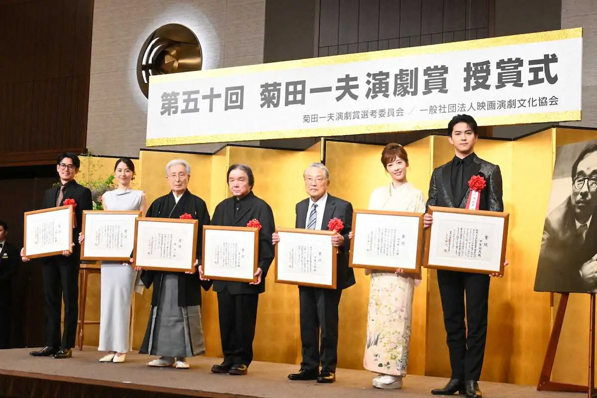 【画像・写真】長澤まさみ　菊田一夫演劇賞を受賞「舞台に立ってみたい、勇気を出したあのときが自分自身に帰ってきた」