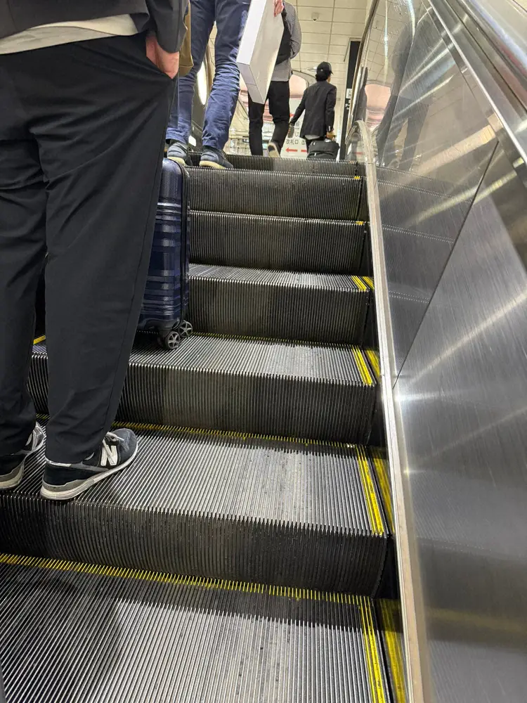 【画像・写真】ホリエモン、エスカレーターの“片側空け”をバッサリ！「なんでこんなうんこな並び方しかできないんだろ」