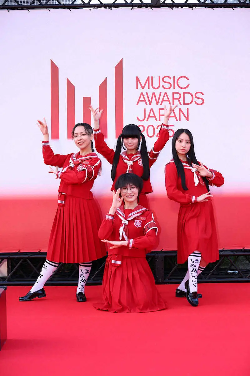 【画像・写真】新しい学校のリーダーズ　中島健人と“首振りダンス”で即興コラボ　衣装は「レッドカーペットと同じ…」