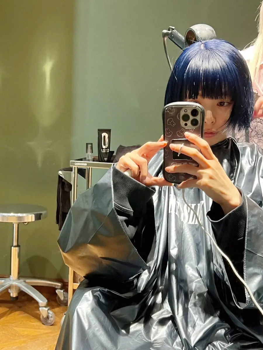 【画像・写真】最上もが　青髪の近影披露「もちろん似合う、輪郭と目鼻口の位置が完璧」「イメチェン大成功」の声