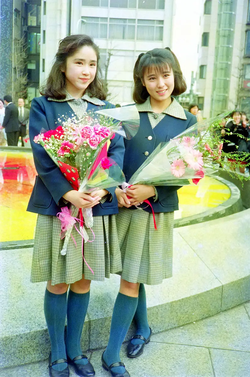 【画像・写真】90年、堀越高校の卒業式に出席する本田理沙と伊藤美紀(右)　