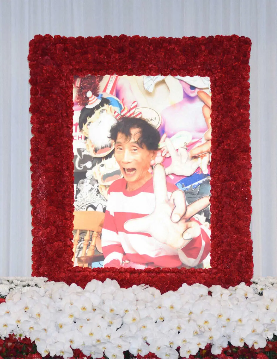 【画像・写真】楳図かずおさんお別れの会　遺影は赤白ボーダー柄で「グワシ！」　赤と白の花で彩られる　【主な参列者】