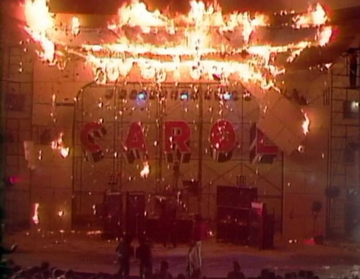 【画像・写真】キャロルの解散ライブ終演間際に炎上する日比谷野音のステージ