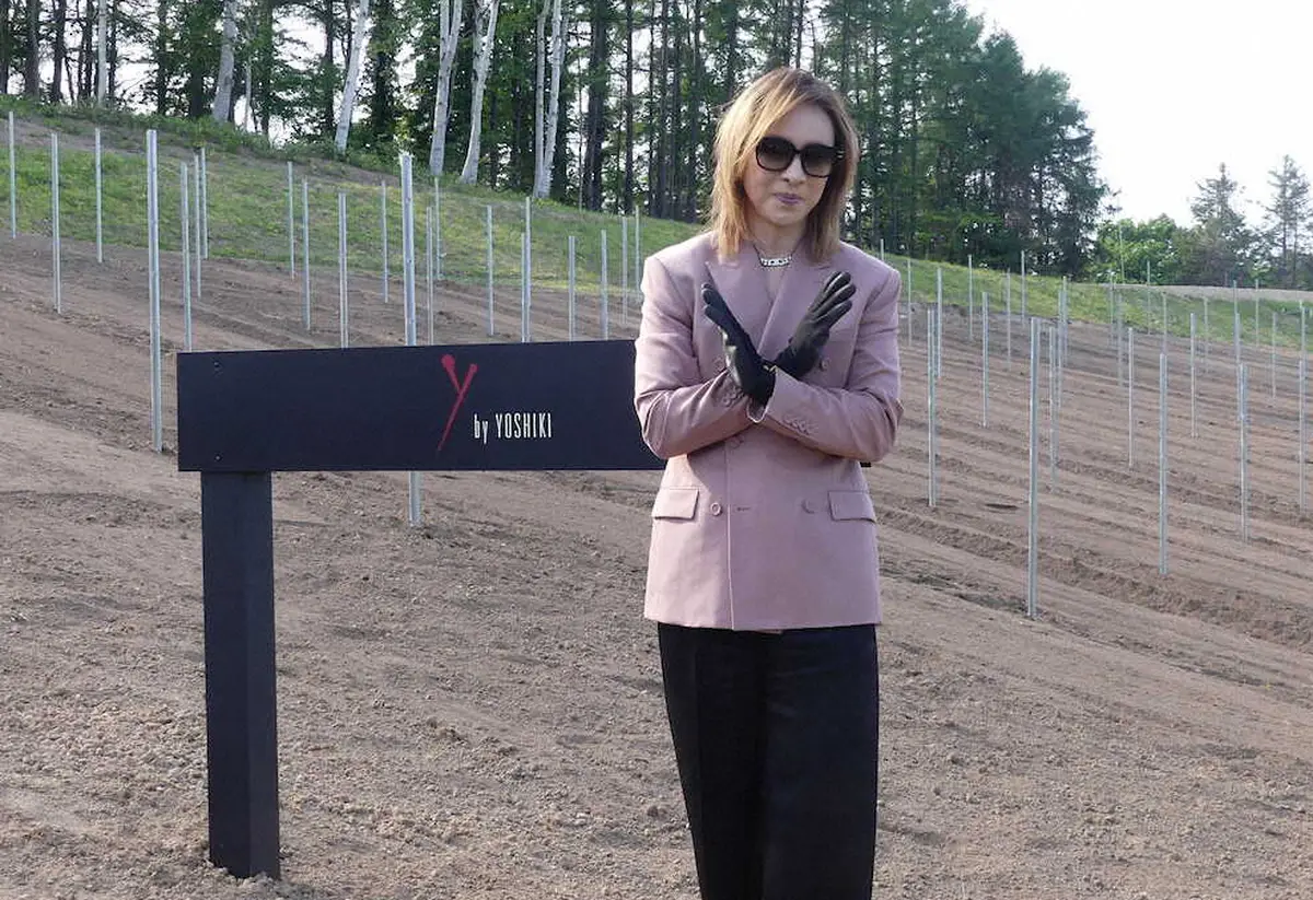 【画像・写真】自身の畑でブドウの鍬入れと苗入れを行ったYOSHIKI