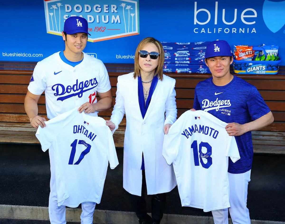 【画像・写真】昨年4月、YOSHIKIを中心に試合前に記念撮影するドジャース・大谷(右)と山本