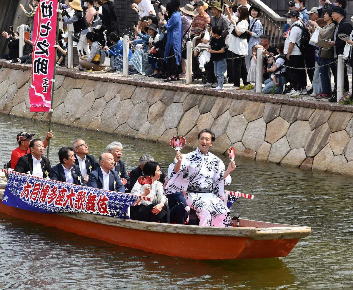 【画像・写真】「六月博多座大歌舞伎」出演者が船乗り込み　七之助、結婚祝福の声に「このお礼を舞台で返したい」
