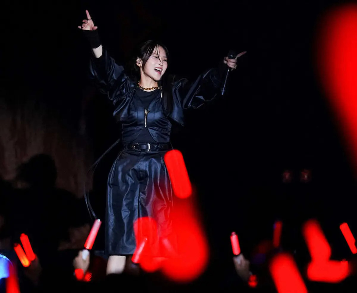 【画像・写真】赤のペンライトがあふれる中、会場を盛り上げる鞘師里保（撮影・会津　智海）