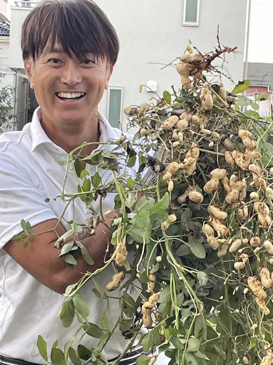 【画像・写真】落花生を手に石黒賢　（本人提供）