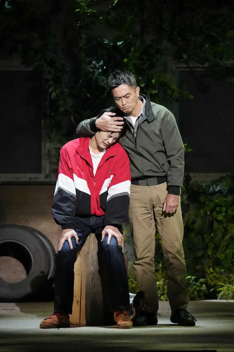 【画像・写真】舞台「反乱のボヤージュ」で主演を務めた石黒賢(左は岡本圭人）