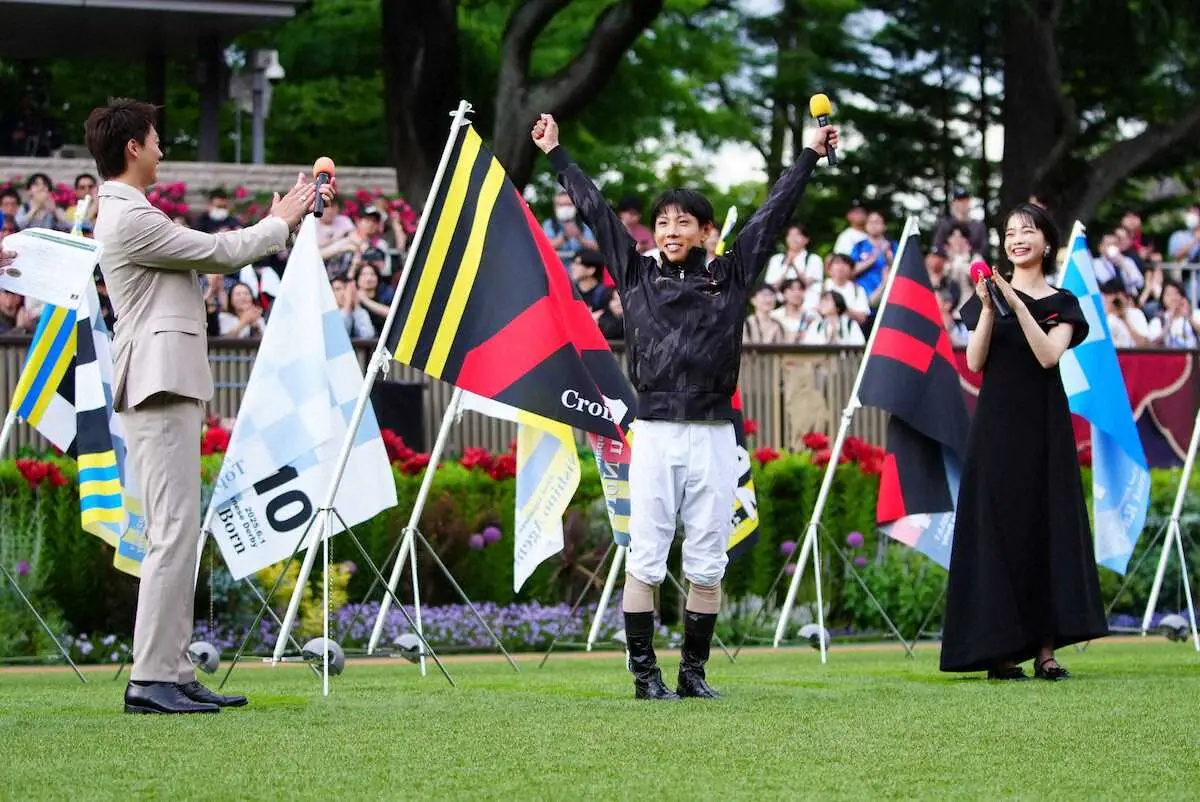 【画像・写真】見上愛　4年連続ダービーの興奮体感「人馬一体となった姿に心打たれ胸が熱く…」黒ドレス姿に大歓声