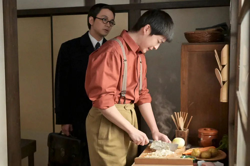 【画像・写真】連続テレビ小説「あんぱん」第47話。辛島健太郎（高橋文哉・手前）はカレーライスを作り…（C）NHK