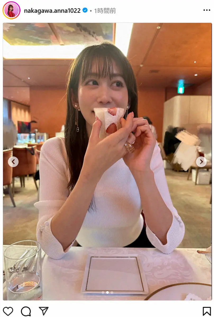 【画像・写真】中川安奈アナ　タイトな白トップスでフルーツサンドほおばる、ファンため息「セクシー」「美しい」の声