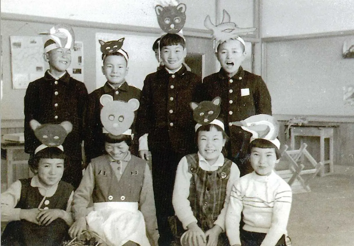 【画像・写真】学芸会でクマさん役を演じる（後列右から2人目）