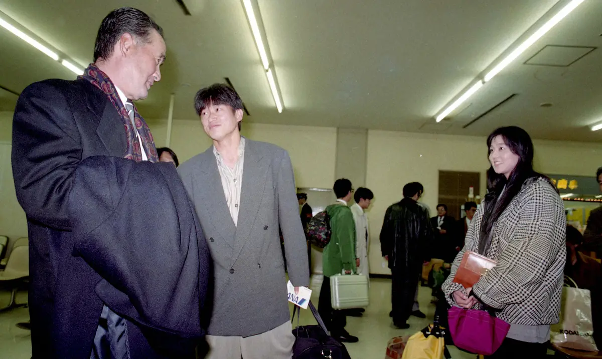 【画像・写真】1993年、帰京する便が同じになったジャイアンツとサッカー日本代表。福岡空港で長嶋監督（左）は、カズに婚約者・設楽りさ子（右）を紹介されあいさつ