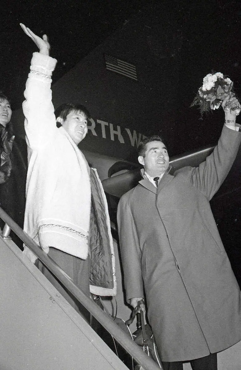 【画像・写真】62年、石原裕次郎さん(左)と渡米する長嶋さん