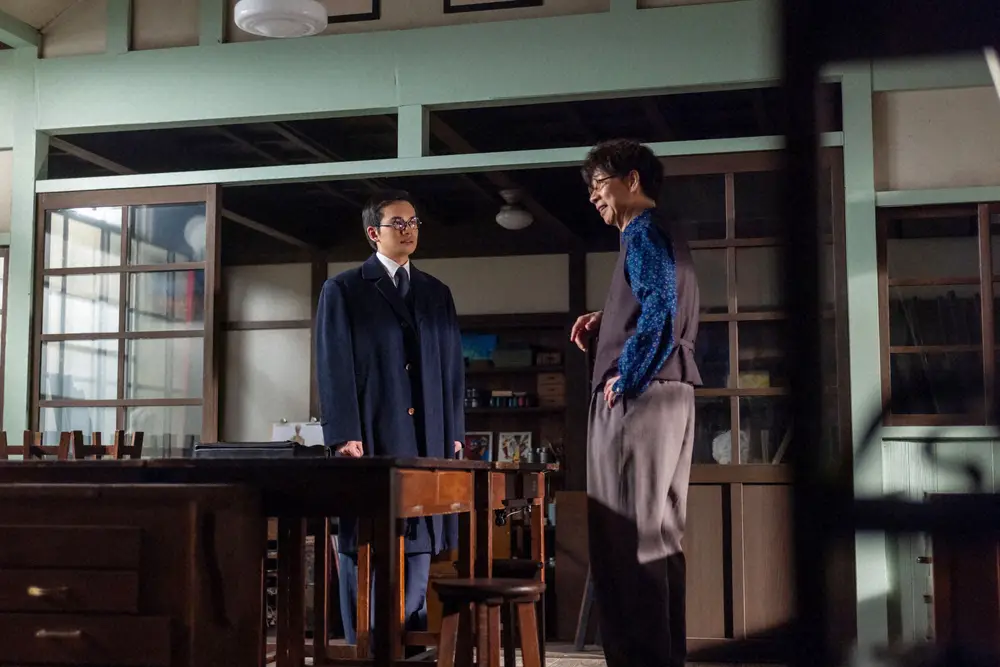 【画像・写真】連続テレビ小説「あんぱん」第49話。座間晴斗（山寺宏一・右）は柳井嵩（北村匠海）からの報告に…（C）NHK