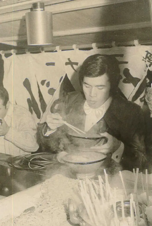 【画像・写真】クラブでのステージを終えて、屋台でラーメンをすする