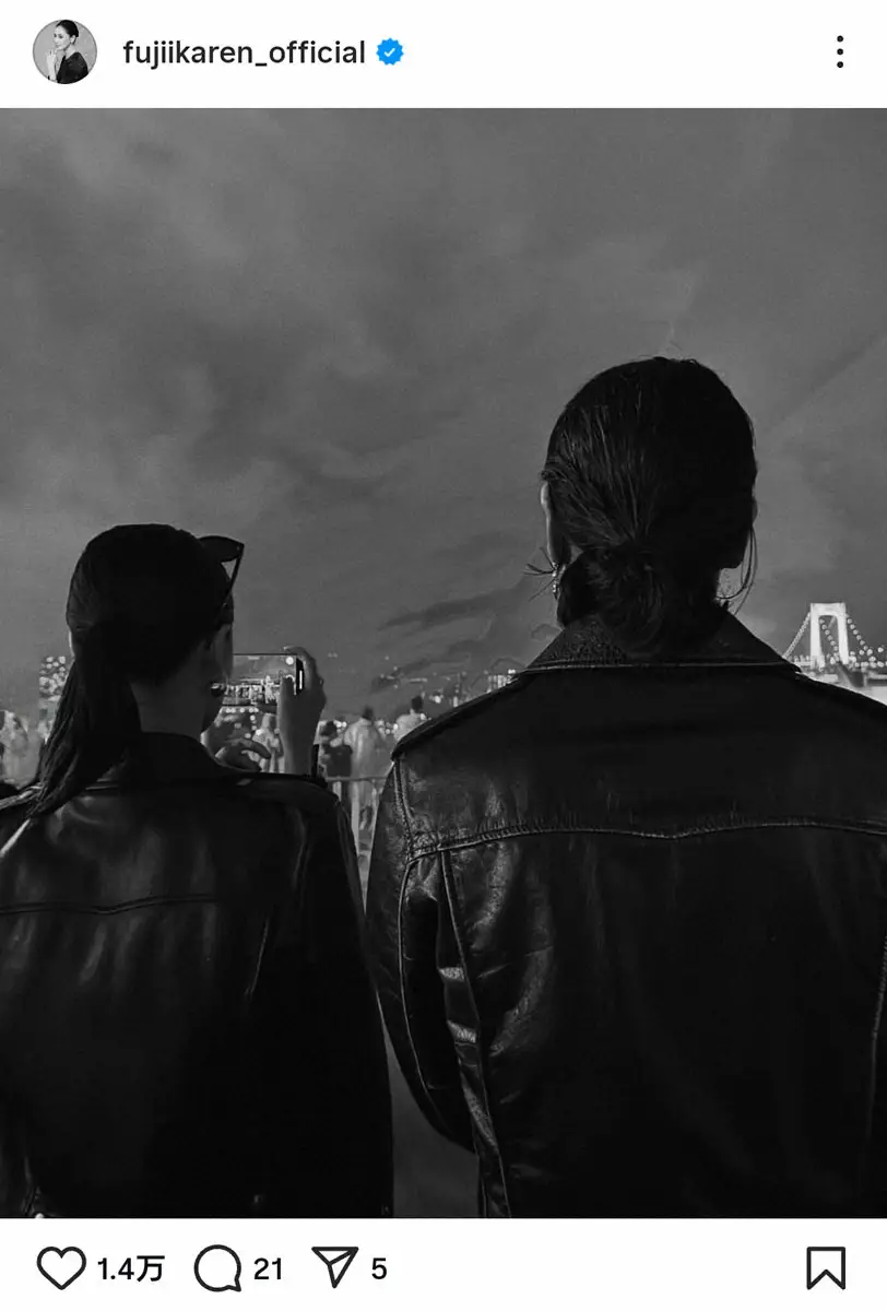 【画像・写真】藤井夏恋　人気ロックバンドボーカル夫と“おそろコーデ”2ショにファン感嘆「絵になる」「お似合い」の声