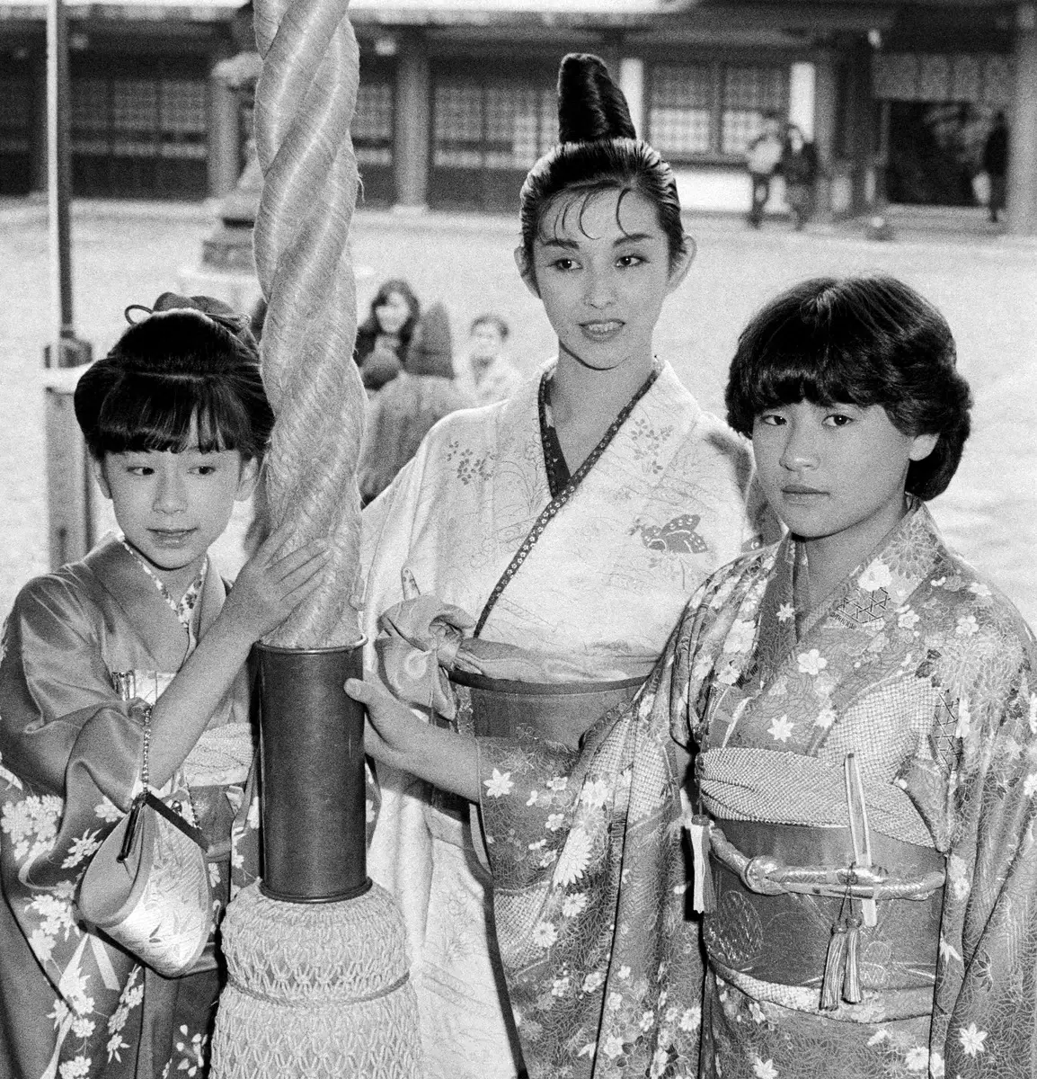 【画像・写真】1985年、ミュージカル「アニー」ヒット祈願と一足早い初詣に訪れた(左から)菅野志桜里（山尾志桜里）、夏木マリ、猪木寛子