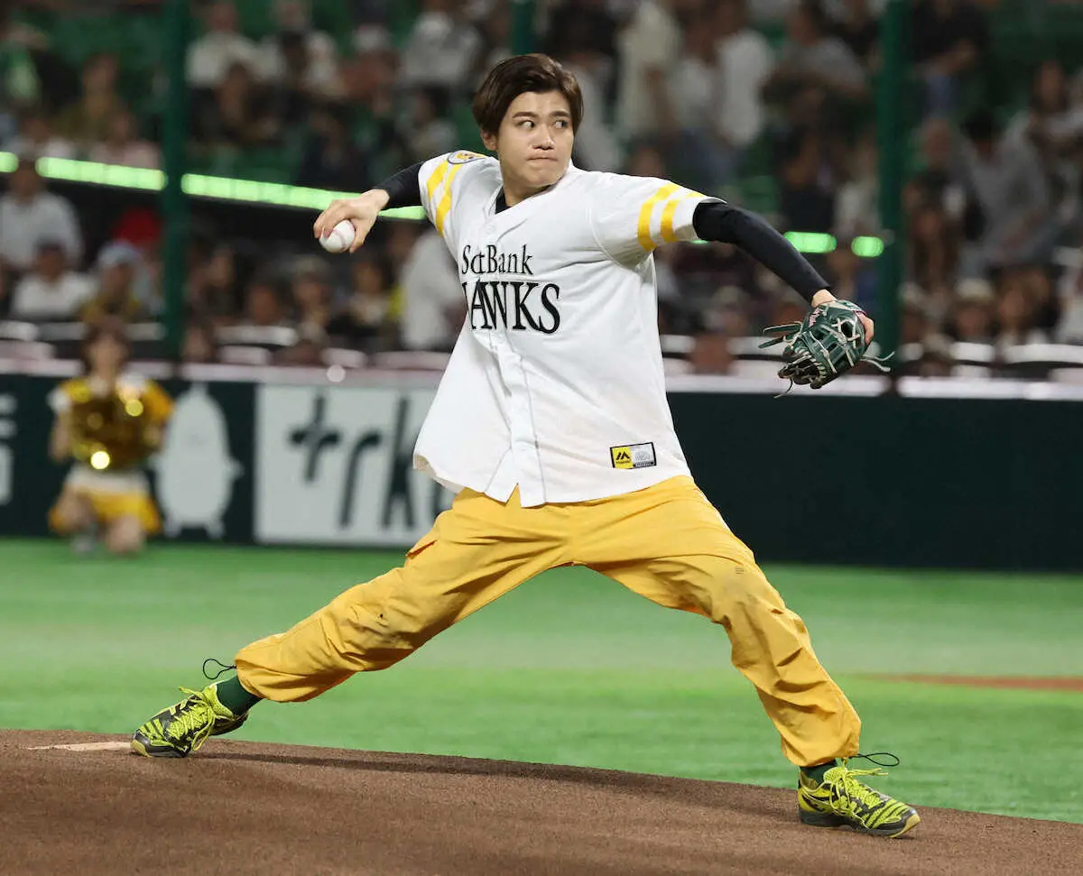 【画像・写真】新浜レオンがセレモニアルピッチ　高校時代のチームメートと踊った投げた「感無量」バッテリー