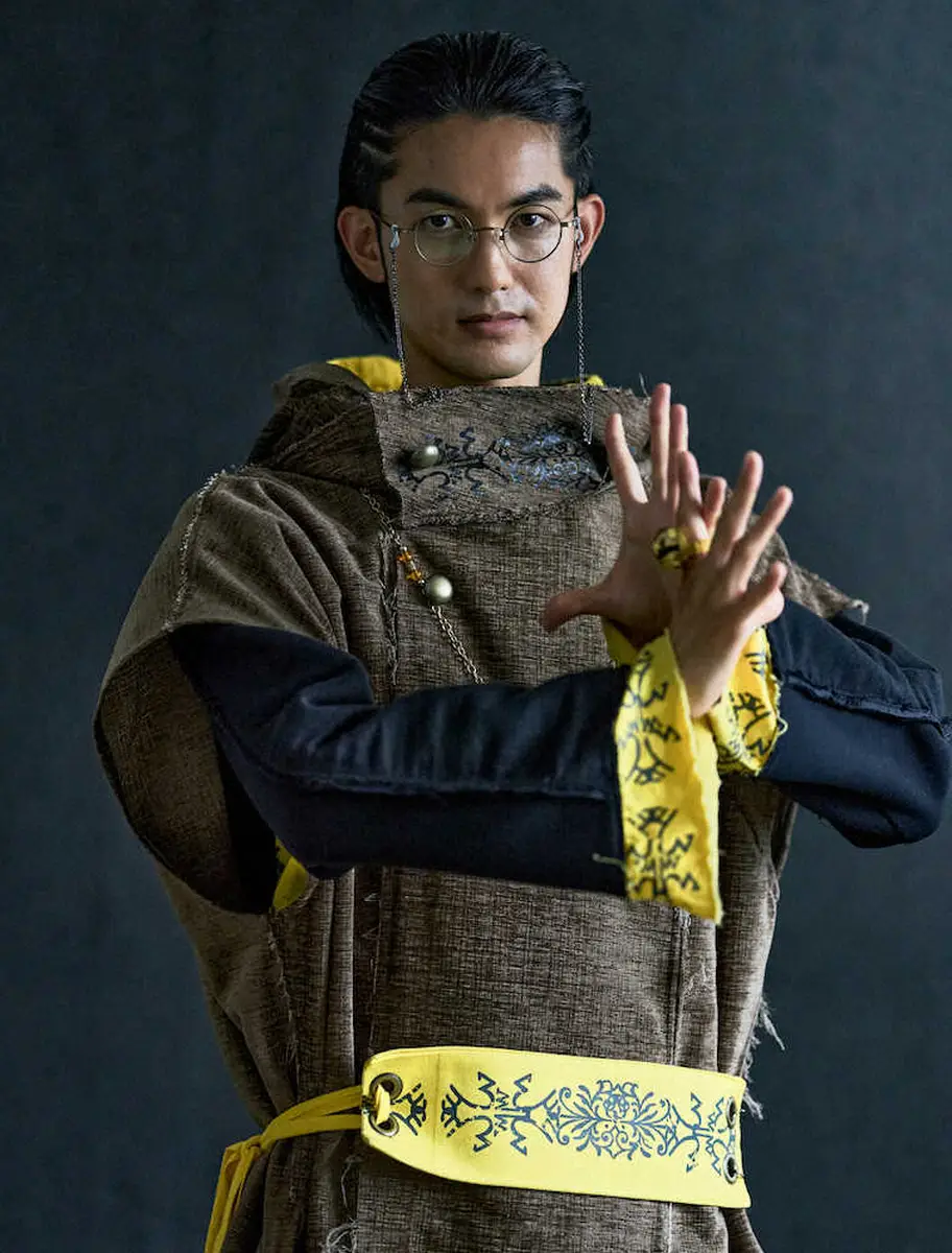 【画像・写真】ポーズを決める神田聖司（撮影・小海途　良幹）