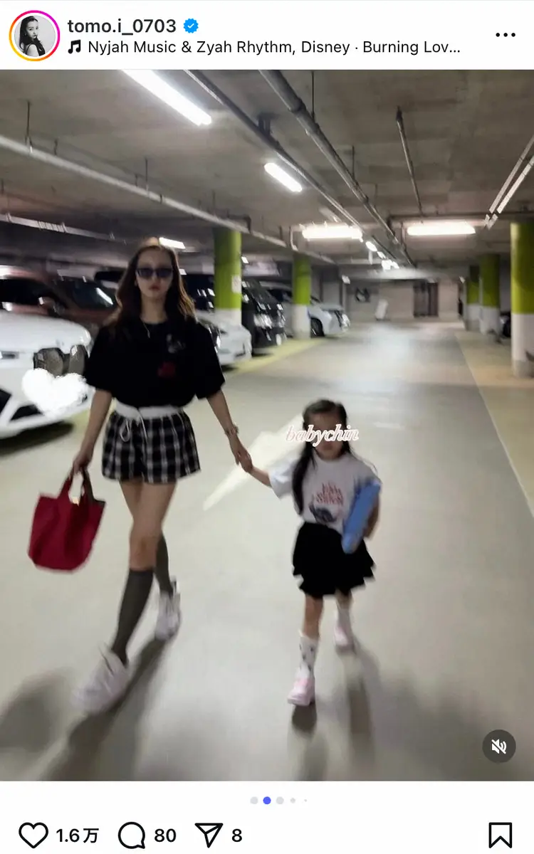 【画像・写真】板野友美　4歳長女と映画鑑賞！手つなぎ＆おんぶショットに「こんなお母さんは自慢」「格好いい親子」の声