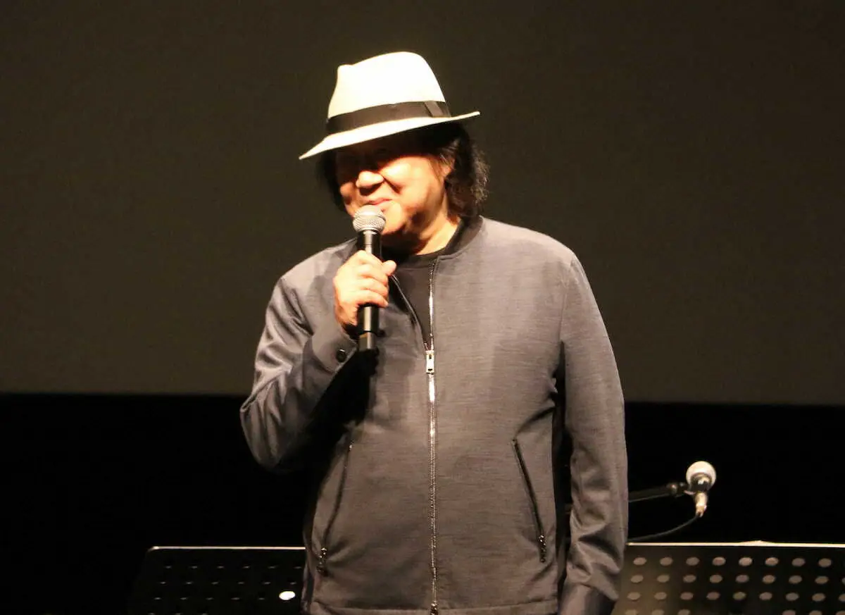 【画像・写真】ミッキー吉野　エディ藩さんのシャツで追悼　「ゴールデンカップスは原点」ライブで思いはせ