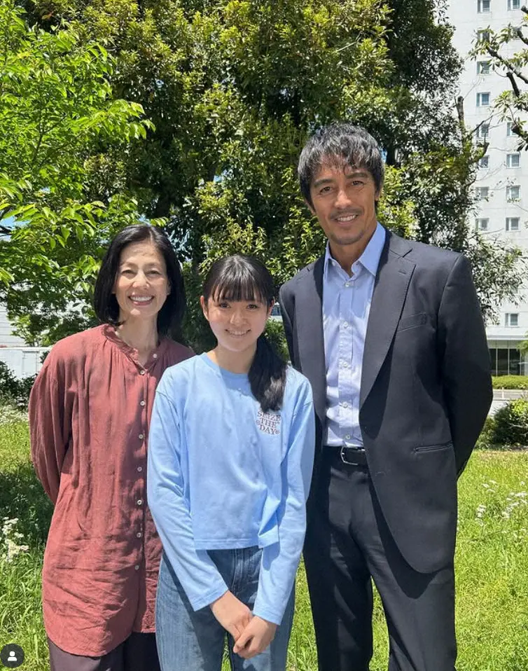 【画像・写真】阿部寛　“妻と娘”との貴重な3ショットに反響「素敵な家族写真」「泣いちゃいそう…」