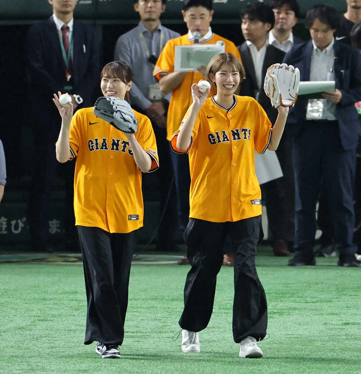 【画像・写真】バレー元日本代表・新鍋理沙さん　ノーバン投球に笑顔　「かわいい！」の声　石井優希さんは惜しくも…